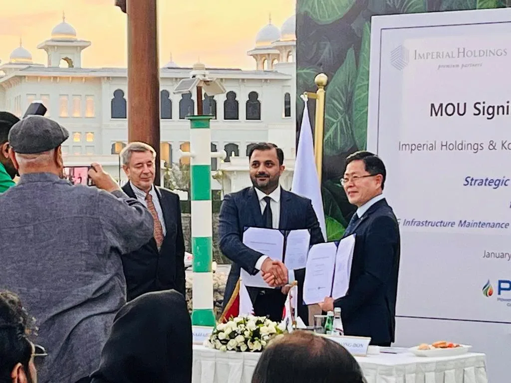 Representatives of Imperial Holdings and KOGAS-Tech exchange signed MOU documents