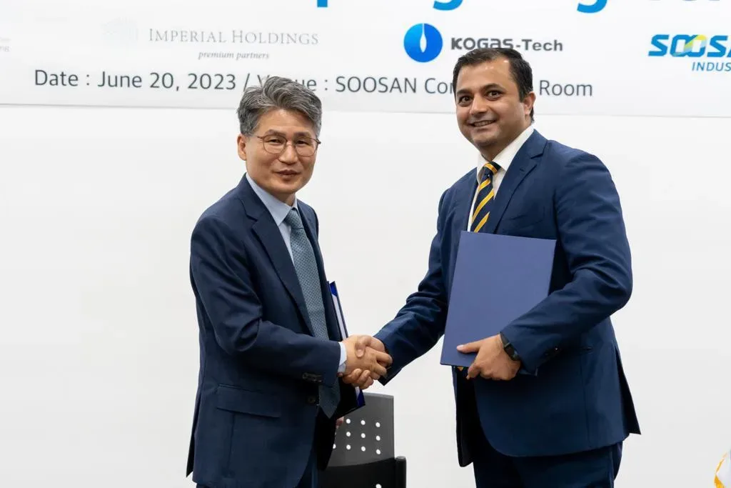 Handshake at the signing with KOGAS-Tech and SOOSAN Industries